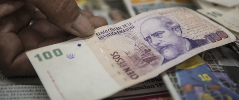 Argentina aumenta i tassi mentre il peso,la valuta ufficiale, precipita