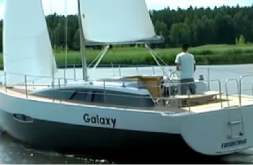 Una coppia ha costruisce uno yacht di legno di 38 piedi nel cortile