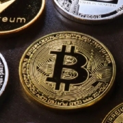 Bitcoin e altre criptovalute sono avanzate mercoledì 2 agosto 2023 , in controtendenza rispetto al calo delle azioni dopo che Fitch Ratings ha declassato gli Stati Uniti