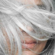 Perché sempre più giovani donne abbracciano il colore naturale dei capelli, festeggiando il grigio