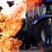 Bruxelles blindata, per le strade mille trattori: blocchi e roghi