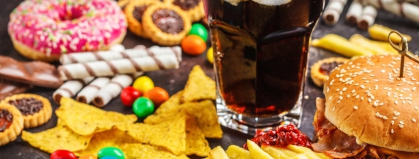 6 generi alimentari "altamente infiammatori" che i medici dicono che dovresti eliminare dal carrello