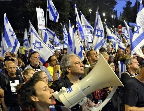 Cittadini a Gerusalemme chiedono la destituzione di Netanyahu per il secondo giorno consecutivo