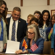 La governatrice dell'Arizona Katie Hobbs firma una legge che abroga il divieto di aborto del 1864