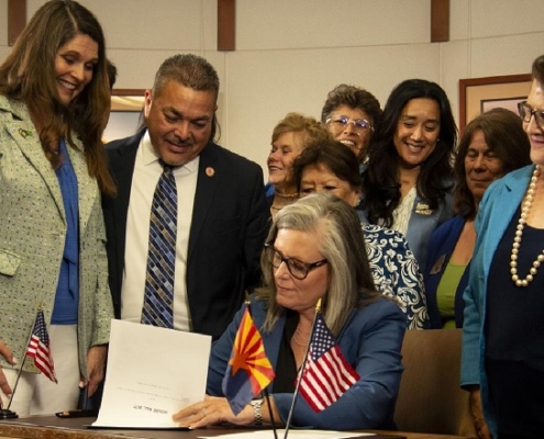La governatrice dell'Arizona Katie Hobbs firma una legge che abroga il divieto di aborto del 1864