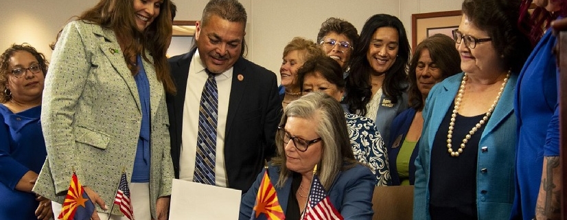 La governatrice dell'Arizona Katie Hobbs firma una legge che abroga il divieto di aborto del 1864