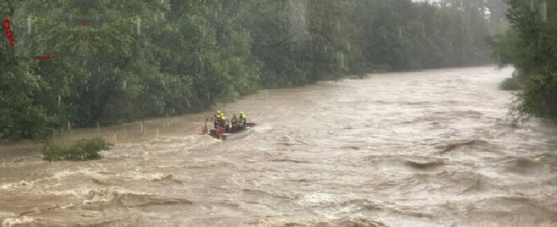Dispersi tre ragazzi travolti dalla piena del fiume: portati via dall'acqua mentre si abbracciano