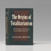 Le origini del totalitarismo", Hannah Arendt offre un'analisi profonda e lungimirante dei regimi totalitari del XX secolo