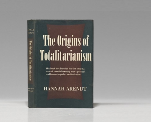 Le origini del totalitarismo", Hannah Arendt offre un'analisi profonda e lungimirante dei regimi totalitari del XX secolo