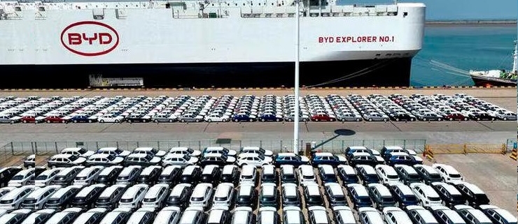 Cina sbarcate centinaia di auto cinese in Europa prima dell'aumento delle tasse sulle importazioni di auto elettriche nell'Unione Europea