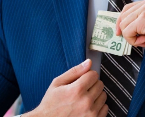 La frase "Il denaro dà consenso, il consenso dà denaro" ha implicazioni profonde anche nella politica