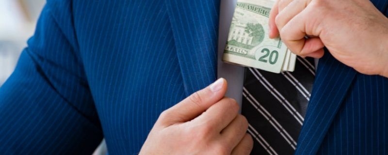 La frase "Il denaro dà consenso, il consenso dà denaro" ha implicazioni profonde anche nella politica