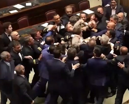 Deputato M5S colpito da Iezzi, tensioni alla Camera