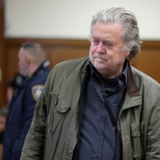 Negli Stati Uniti, un giudice ha stabilito che Steve Bannon, ex stratega di Donald Trump,in carcere entro luglio