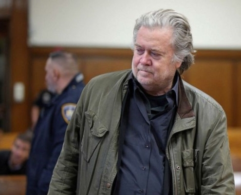 Negli Stati Uniti, un giudice ha stabilito che Steve Bannon, ex stratega di Donald Trump,in carcere entro luglio