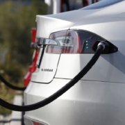 Bonus auto elettriche: esauriti in poche ore, caos e polemiche