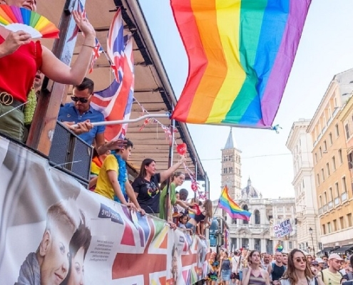 Roma Pride 2024, migliaia in piazza. Polemica Meloni-Schlein su aborto