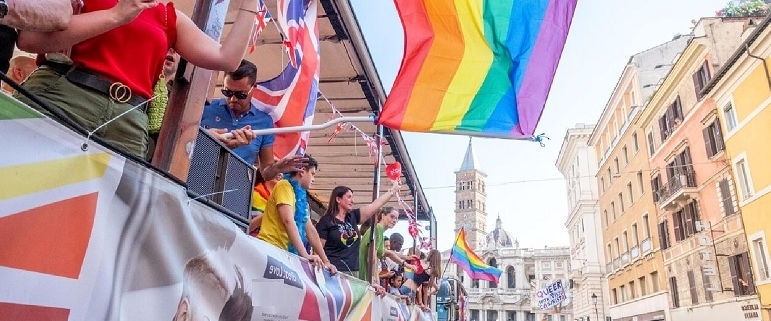 Roma Pride 2024, migliaia in piazza. Polemica Meloni-Schlein su aborto