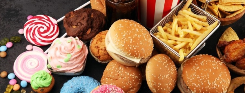 Cibi ultra-processati con avvertenze: ecco i rischi per la salute