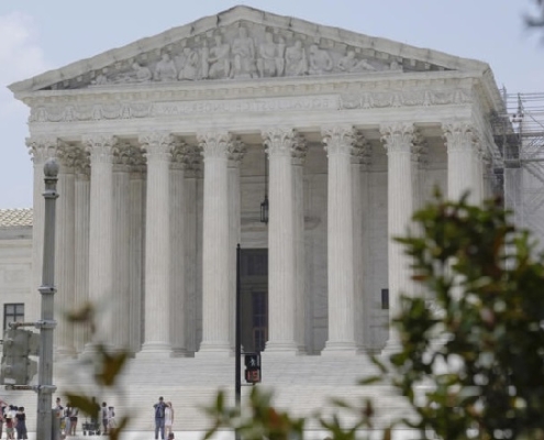 Corte Suprema Concede Immunità Parziale a Donald Trump