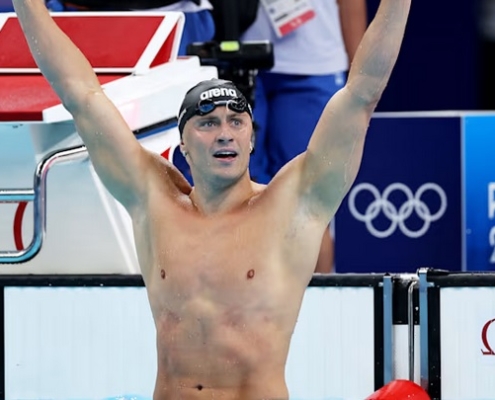 Primo oro dell'Italia a Parigi: Martinenghi vince i 100 rana