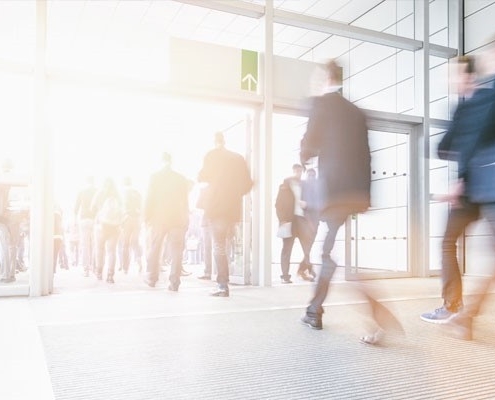 Stipendi bassi, addio Italia: e se la vera emergenza non fosse l'immigrazione ma l'emigrazione?