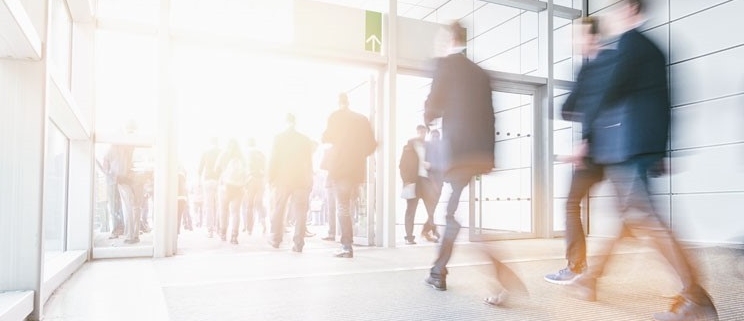 Stipendi bassi, addio Italia: e se la vera emergenza non fosse l'immigrazione ma l'emigrazione?