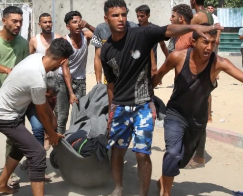 Raid israeliani uccidono 90 persone nella zona sicura