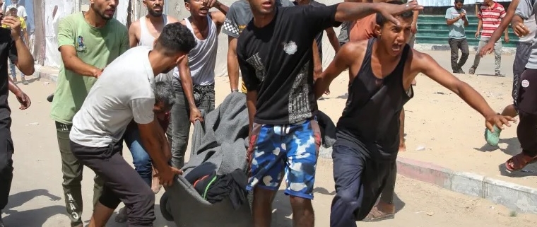 Raid israeliani uccidono 90 persone nella zona sicura