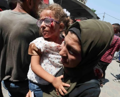 Raid aereo israeliano colpisce scuola rifugio a Deir el-Balah morte donne e bambini