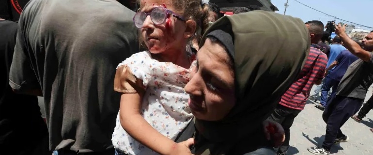 Raid aereo israeliano colpisce scuola rifugio a Deir el-Balah morte donne e bambini