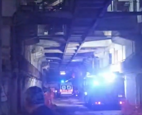 Scampia, un quartiere periferico di Napoli, si è verificata una tragica tragedia con il crollo di un ballatoio