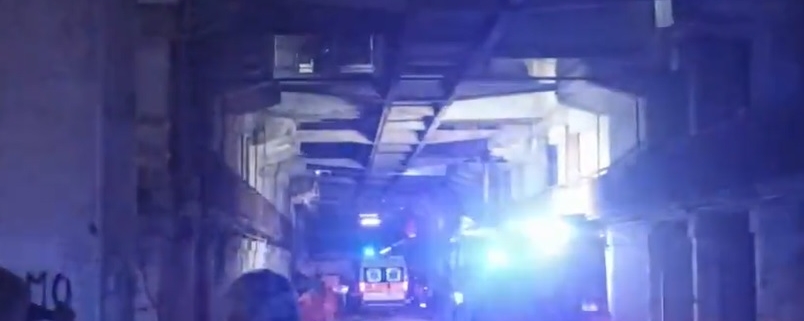 Scampia, un quartiere periferico di Napoli, si è verificata una tragica tragedia con il crollo di un ballatoio