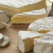 Formaggi a latte crudo: quali rischi e precauzioni seguire