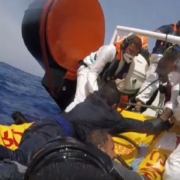 Lampedusa, si capovolge un barcone di migranti: 21 dispersi, anche 3 bambini