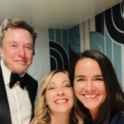 Meloni al centro delle polemiche dopo selfie con Novák