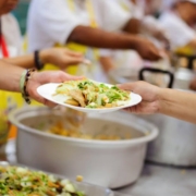 Crescita dei miliardari e povertà assoluta in Italia oggi