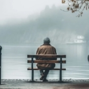 La solitudine accelera l’invecchiamento: impatto sociale e sanitario