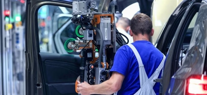 Settore manifatturiero e servizi soffrono in tutta l’Eurozona