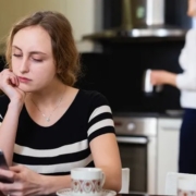 Giovani in casa con genitori anziani Giovani italiani ancora a casa, tra crisi e incertezze economiche