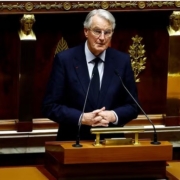 Francia nel caos: governo crollato dopo voto di sfiducia