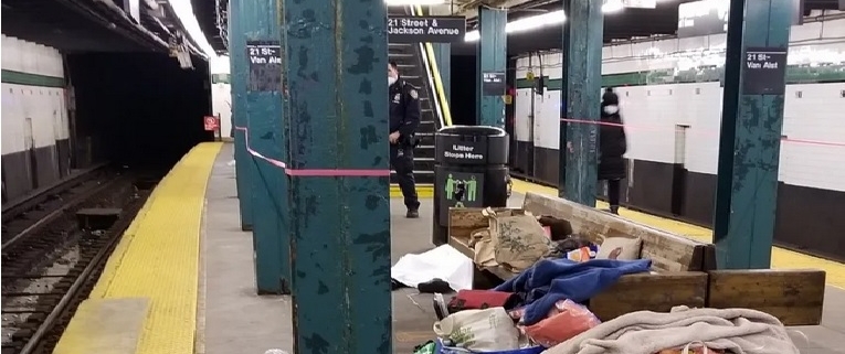 Tragedia nella metro: donna senzatetto bruciata viva a New York