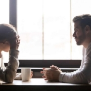 Come riconoscere e affrontare il vittimismo patologico nelle relazioni
