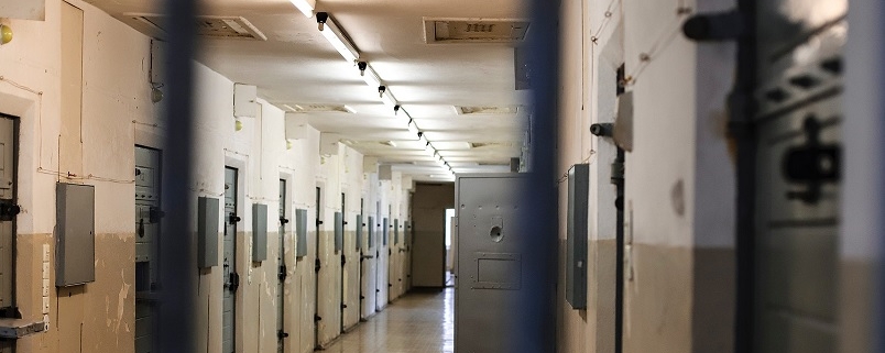 La situazione delle carceri in Italia e il caso Delmastro