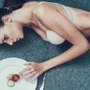 Anoressia nervosa: cos'è, sintomi, cause e come curarla