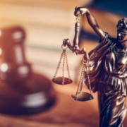 Attacchi a giudici e giornalisti: un pericolo per lo Stato di diritto