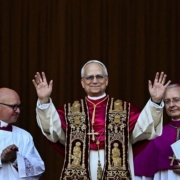 Papa Leone XIV si affaccia e dice: "Costruiamo ponti per la pace"