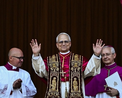 Papa Leone XIV si affaccia e dice: "Costruiamo ponti per la pace"