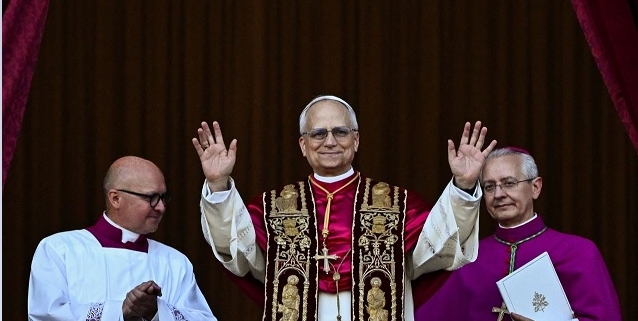 Papa Leone XIV si affaccia e dice: "Costruiamo ponti per la pace"