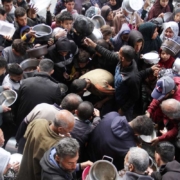 Gaza, aiuti sospesi e civili sotto assedio: una guerra senza limiti